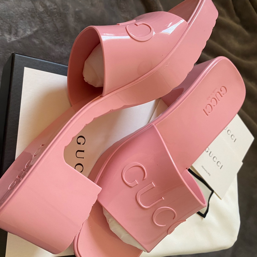 GUCCI RUBBER SLIDE SANDAL IN COLOR “WILD ROSE” SIZE 9 US